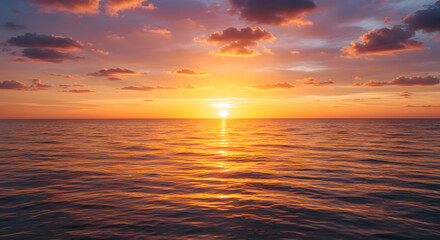 Obraz premium 海の地平線に広がる幻想的な黄金色の夕焼け 