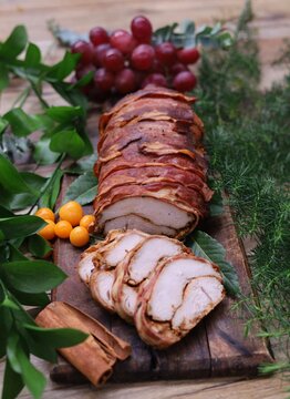 Pechuga de pavo con tocineta ahumada y especias 