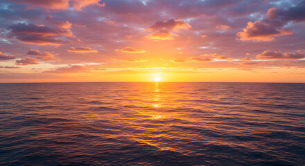 Obraz premium 穏やかな波と共に広がるオレンジ色の夕空の絶景 
