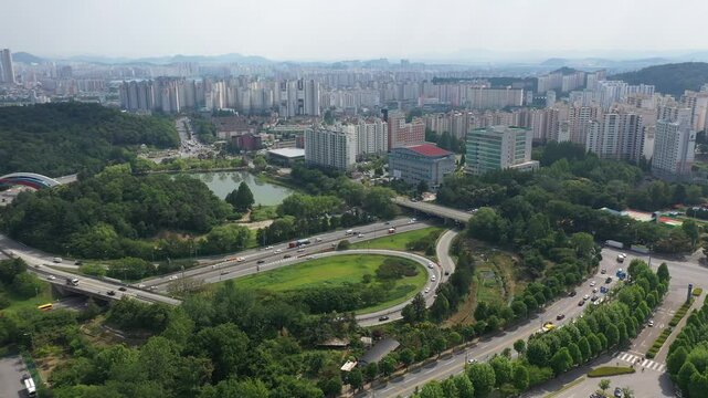 도로합류지점1(도시+자동차+아파트+빌딩+건물+하늘+숲+항공촬영+드론)