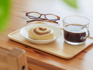 シナモンロールとホットコーヒー