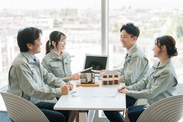 建設・建築・打ち合わせをする作業着を着たエンジニア・作業員・設計士・建築士
