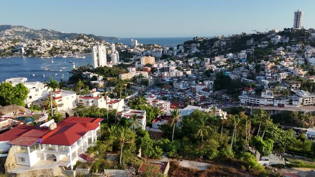vuelo de drone sobre bah&iacute;a en Acapulco Guerrero, M&eacute;xico.