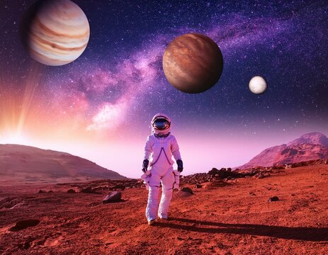 Un astronaute en combinaison spatiale marchant sur une exoplan&egrave;te rouge&acirc;tre, sous un ciel violet rempli de plan&egrave;tes et d&rsquo;&eacute;toiles scintillantes