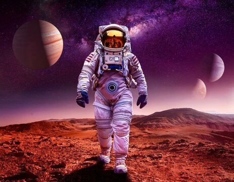 Un astronaute en combinaison spatiale marchant sur une exoplan&egrave;te rouge&acirc;tre, sous un ciel violet rempli de plan&egrave;tes et d&rsquo;&eacute;toiles scintillantes