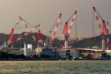 遠く対岸の造船所のクレーンたち20250114