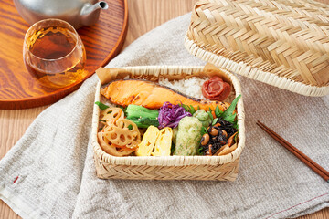 竹籠に詰めた焼き鮭弁当 – 伝統的で彩り豊かな和風ランチ