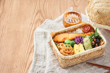 竹籠に詰めた焼き鮭弁当 – 伝統的で彩り豊かな和風ランチ