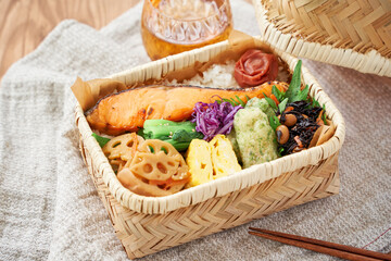 竹籠に詰めた焼き鮭弁当 – 伝統的で彩り豊かな和風ランチ