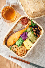 竹籠に詰めた焼き鮭弁当 – 伝統的で彩り豊かな和風ランチ