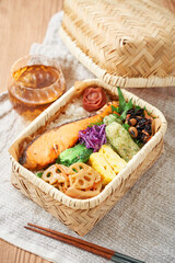 竹籠に詰めた焼き鮭弁当 – 伝統的で彩り豊かな和風ランチ