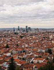 Obraz premium City skyline over terracotta-roofed buildings