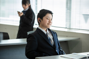 イヤホンで音楽を聴く男子学生