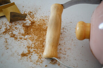 やかんの持ち手が焦げてしまったので、紙やすりで削ってみた。