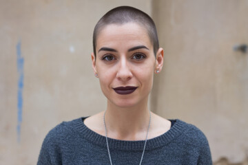 Obraz premium Portrait of confident woman with shaved head