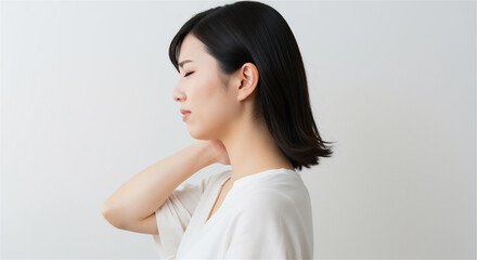 首が痛い女性　ストレートネック　頚椎ヘルニア