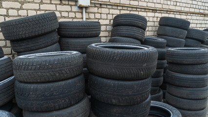 Storage of discarded old car tires outdoors, showcasing a pile of used tires ready for recycling. Highlighting environmental concerns and rubber waste management © kalyanby