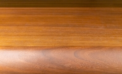 A natural table material that highlights the beauty of the wood grain.