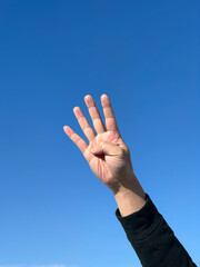 空と手