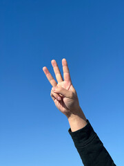 空に向かって手を伸ばす大人