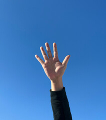空と手