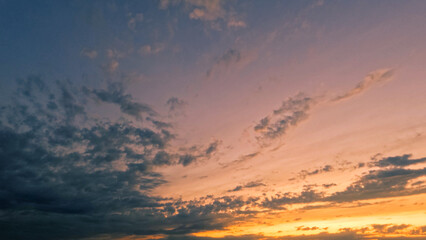 Obraz premium nice sunrise golden clouds on the sky backdrop - photo of nature