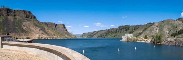 Obraz premium Panorama of the reservoir above the Anderson Ranch Dam near Mountain Home, Idaho, USA