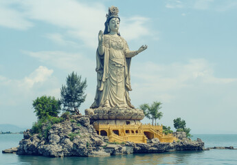 Obraz premium The Scenic Giant Guanyin Statue in the Lake