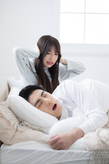 夫やパートナーのイビキがうるさくて眠れなかった女性