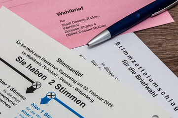 Obraz premium Wahlschein ankreuzen - Stimmzettel - Briefwahl