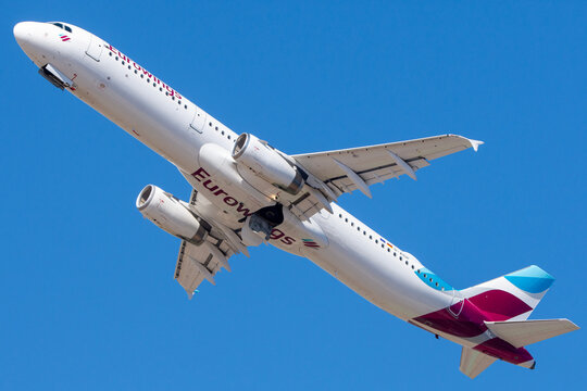 Turismo en las Islas Canarias. Aeropuerto de Gran Canaria Gando. Avi&oacute;n de l&iacute;nea Airbus A321 de la aerol&iacute;nea alemana Eurowings Airlines despegando.