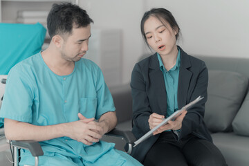 Obraz premium person, advice, doctor, hospital, patient, support, male, chart, clinic, consulting, conversation, couch, discussion, disease, expertise, females, help, horizontal, illness, lifestyles, mature, medici