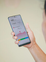 Lifestyle Health Concept. People looking graphs and body status values ​​on their mobile phones, which means calorie burn, steps, exercise and heart rate. Exercise and recording through application