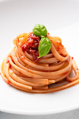 Piatto di linguine al pomodoro, basilico e olio extravergine di oliva, dieta mediterranea, cibo italiano 
