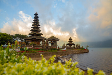 Obraz premium Pura Ulun Danu Beratan Bedugul, a beautiful Hindu temple on a lake with beautiful gardens, boating activities and wildlife photography opportunities, Tabanan, in the east of Bali, Indonesia