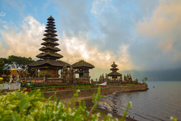 Obraz premium Pura Ulun Danu Beratan Bedugul, a beautiful Hindu temple on a lake with beautiful gardens, boating activities and wildlife photography opportunities, Tabanan, in the east of Bali, Indonesia
