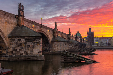 Obraz premium Charles bridge at dawn (Prague at sunrise) Morning in Prague city