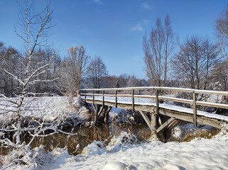 Holzbrücke im winterlich verschneiten Spreewald