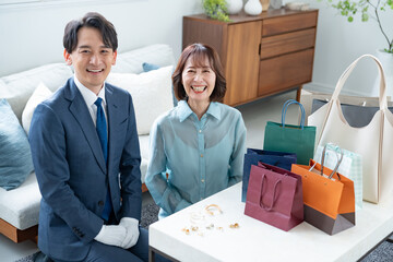 買取査定に満足する女性