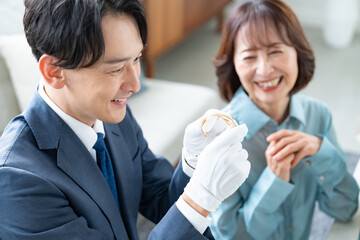 笑顔で査定をするスーツを着た男性 © ponta1414