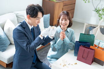 真剣な表情で査定をするスーツを着た男性