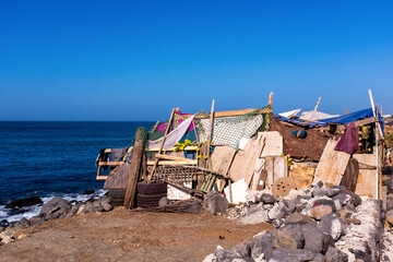 cabane sur une plage du littoral sur la corniche de Dakar au Sénégal en Afrique  © Pierre Laborde 