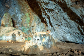 The cave is situated in Killik location of Ahirtas village at Dosemealti  district of Antalya Province.The cave is 633 m long and has two large chambers on the main gallery, which has a clearance.