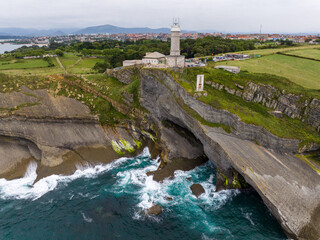 Faro de Cabo Mayor en la bahia de Santander, Cantabria