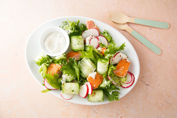 Leaf salad with salmon