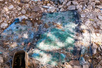 Un terrain vague d&eacute;vast&eacute; rempli de d&eacute;chets dans la ville de Dakar au S&eacute;n&eacute;gal en Afrique