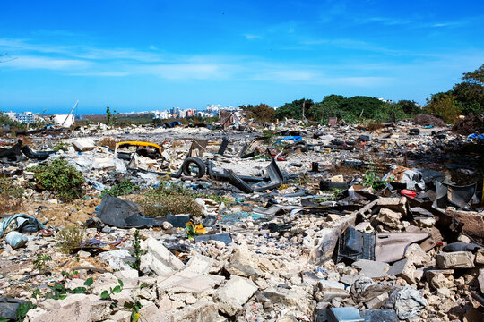 Un terrain vague d&eacute;vast&eacute; rempli de d&eacute;chets dans la ville de Dakar au S&eacute;n&eacute;gal en Afrique