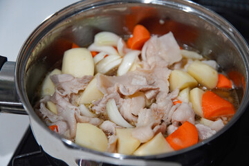 肉じゃがを作る様子