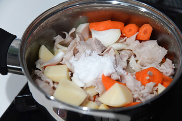 肉じゃがを作る様子