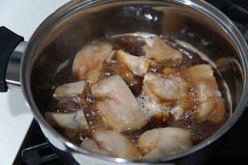 豚足を煮込む様子
